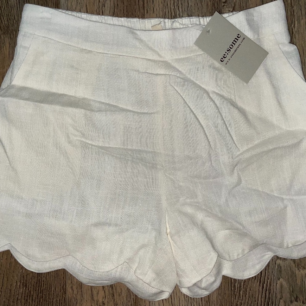 Eesome White Linen Scallop Hem shorts❤️ NWT